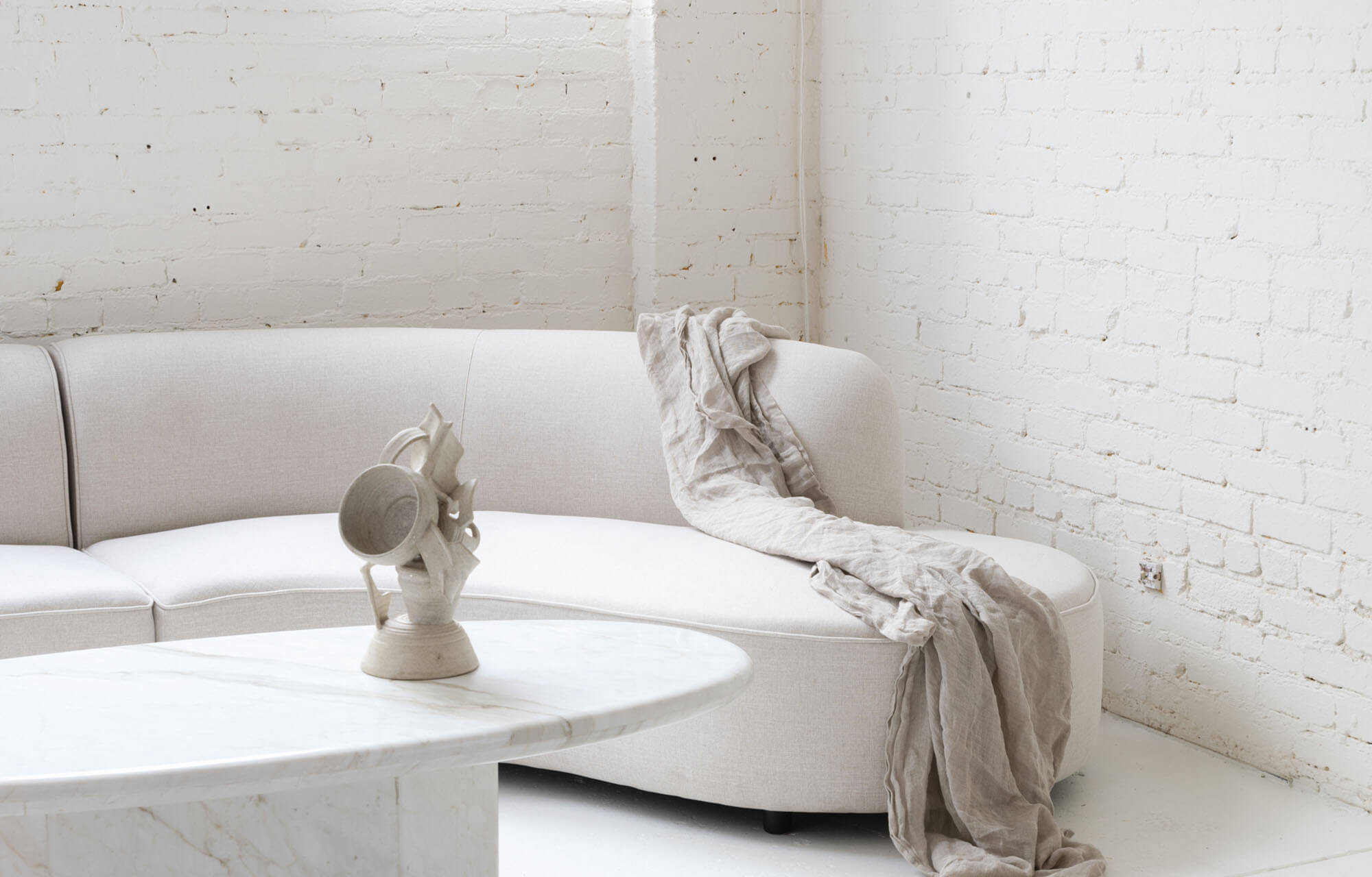 sofá de una casa que ha sido recientemente reformada